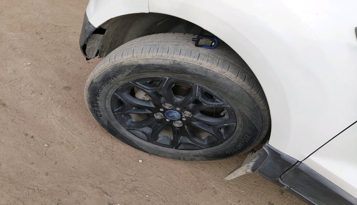 2015 Ford Ecosport TITANIUM 1.5L PETROL, Petrol, Manual, 1,99,117 km, tyre