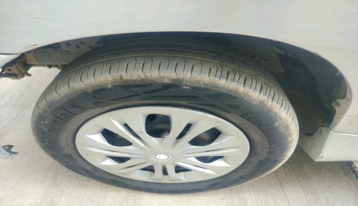 2013 Toyota Innova 2.5 GX 8 STR, Diesel, Manual, 2,62,801 km, tyre