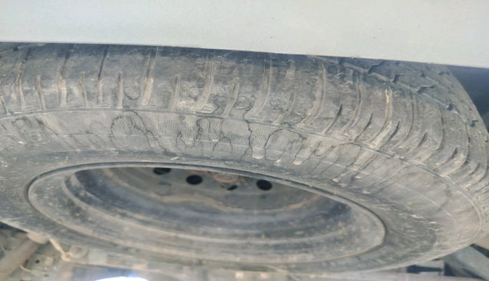 2013 Toyota Innova 2.5 GX 8 STR, Diesel, Manual, 2,62,801 km, tyre