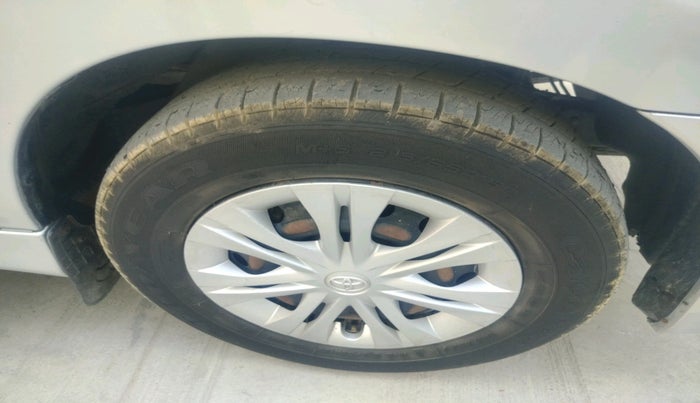 2013 Toyota Innova 2.5 GX 8 STR, Diesel, Manual, 2,62,801 km, tyre