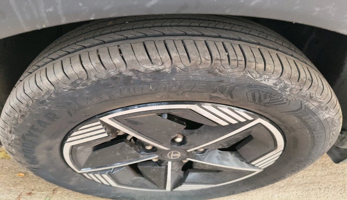 2024 Tata NEXON FEARLESS + SUNROOF DCA DUAL TONE 1.2 PETROL, Petrol, Automatic, 7,980 km, tyre