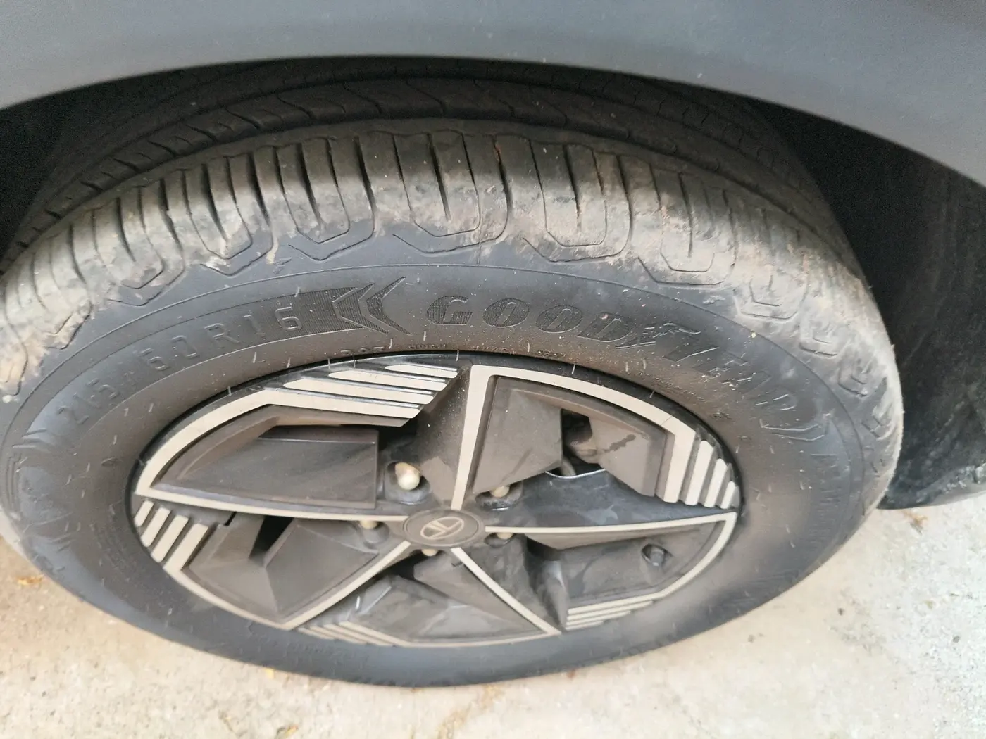 2024 Tata NEXON FEARLESS + SUNROOF DCA DUAL TONE 1.2 PETROL, Petrol, Automatic, 7,980 km, tyre