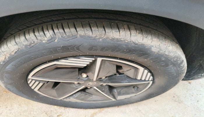 2024 Tata NEXON FEARLESS + SUNROOF DCA DUAL TONE 1.2 PETROL, Petrol, Automatic, 7,980 km, tyre