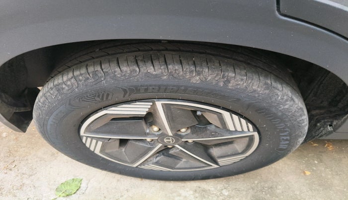 2024 Tata NEXON FEARLESS + SUNROOF DCA DUAL TONE 1.2 PETROL, Petrol, Automatic, 7,980 km, tyre