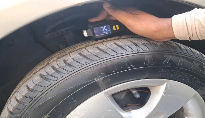 2011 Skoda Fabia CLASSIC 1.2 MPI, Petrol, Manual, 1,18,975 km, tyre