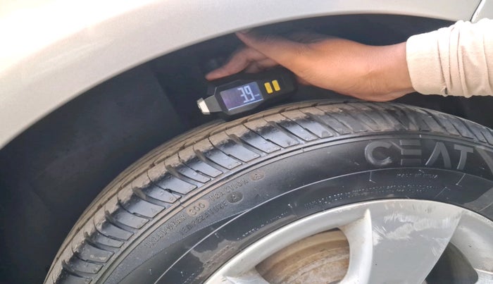 2011 Skoda Fabia CLASSIC 1.2 MPI, Petrol, Manual, 1,18,975 km, tyre