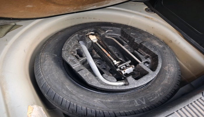 2011 Skoda Fabia CLASSIC 1.2 MPI, Petrol, Manual, 1,18,975 km, tyre