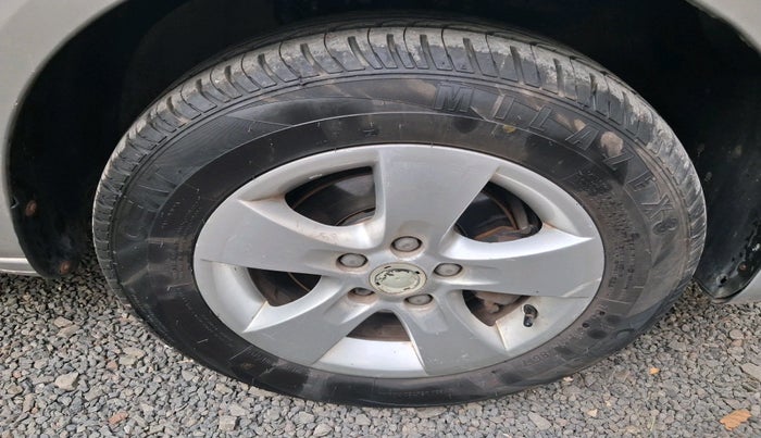 2011 Skoda Fabia CLASSIC 1.2 MPI, Petrol, Manual, 1,18,975 km, tyre