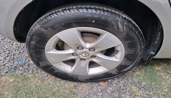 2011 Skoda Fabia CLASSIC 1.2 MPI, Petrol, Manual, 1,18,975 km, tyre