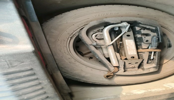 2010 Volkswagen Polo COMFORTLINE 1.2L PETROL, Petrol, Manual, 1,02,167 km, tyre