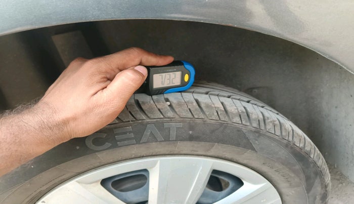 2010 Volkswagen Polo COMFORTLINE 1.2L PETROL, Petrol, Manual, 1,02,167 km, tyre