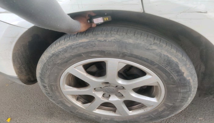 2011 Audi Q5 2.0 TDI QUATTRO, Diesel, Automatic, 1,36,637 km, tyre