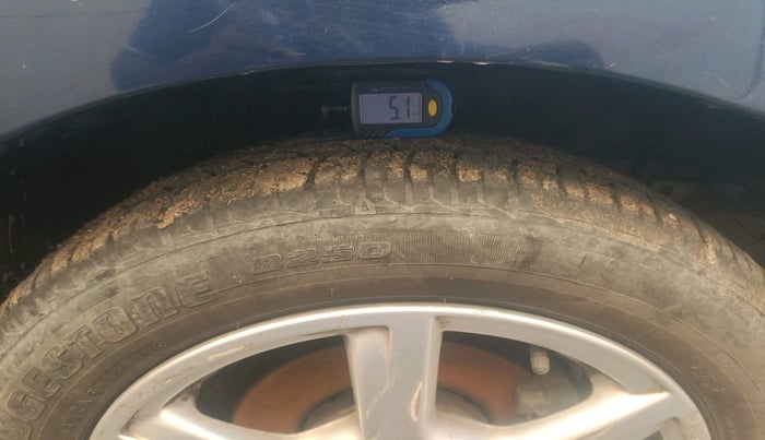 2014 Volkswagen Vento HIGHLINE DIESEL 1.6, Diesel, Manual, 1,21,528 km, tyre