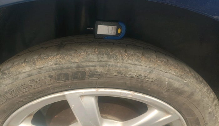 2014 Volkswagen Vento HIGHLINE DIESEL 1.6, Diesel, Manual, 1,21,528 km, tyre