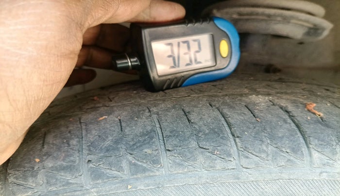 2012 Maruti Swift Dzire LXI, Petrol, Manual, 1,17,957 km, tyre