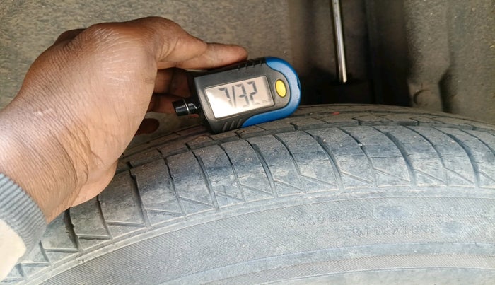 2012 Maruti Swift Dzire LXI, Petrol, Manual, 1,17,957 km, tyre