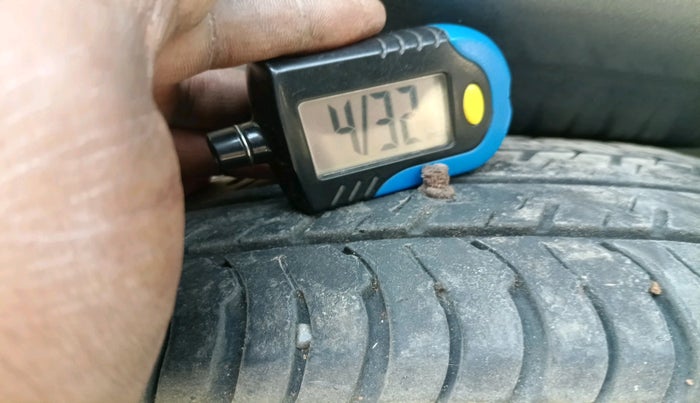 2012 Maruti Swift Dzire LXI, Petrol, Manual, 1,17,957 km, tyre