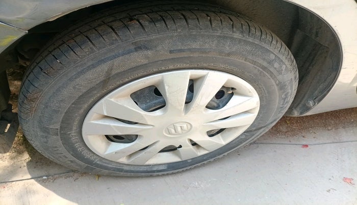 2012 Maruti Swift Dzire LXI, Petrol, Manual, 1,17,957 km, tyre