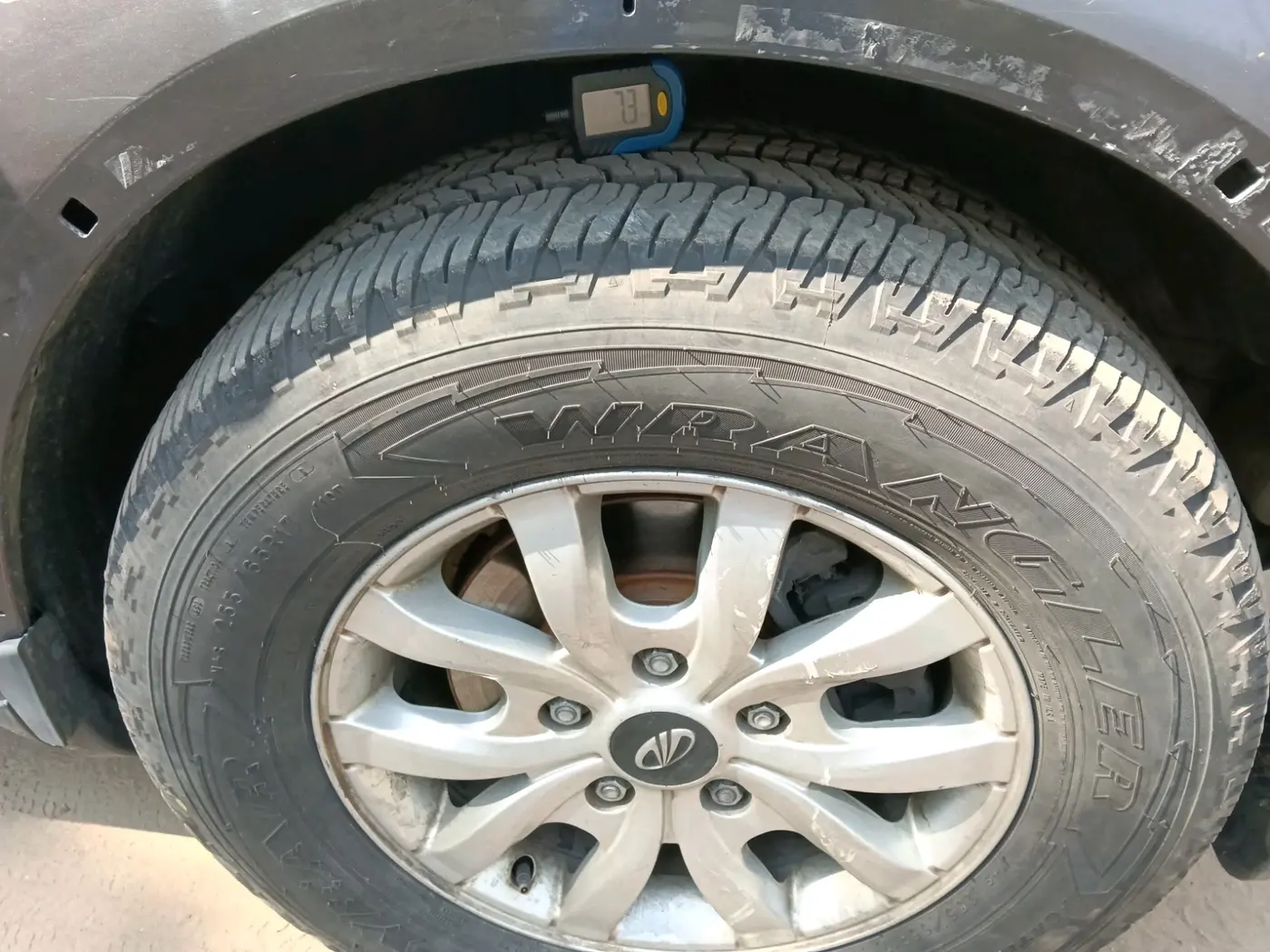2015 Mahindra XUV500 W8, Diesel, Manual, 2,24,475 km, tyre