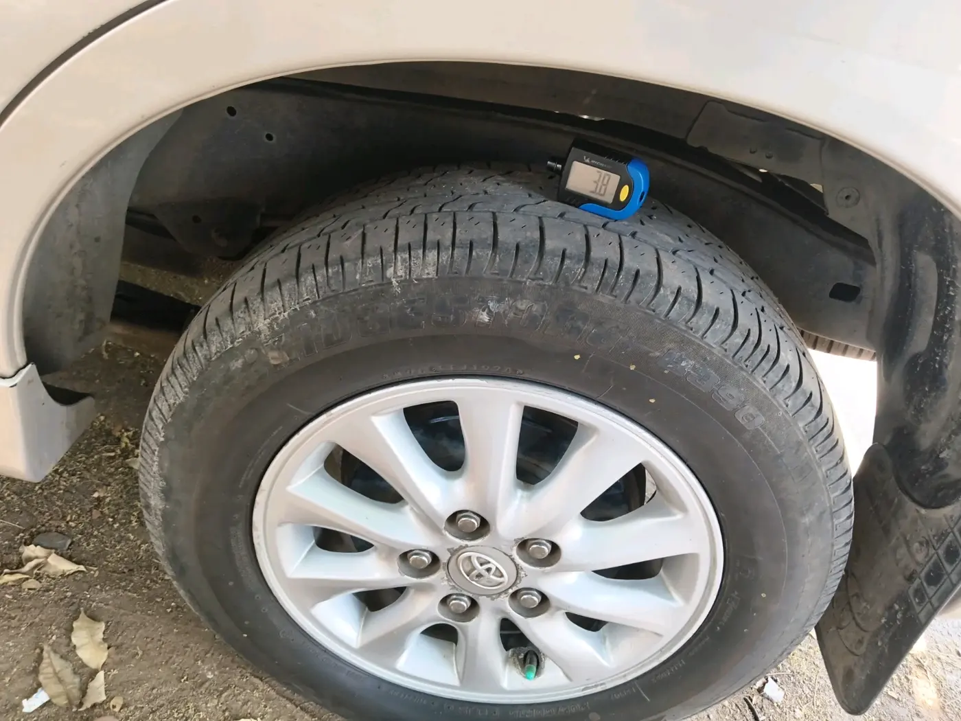 2014 Toyota Innova 2.5 VX 7 STR, Diesel, Manual, 2,50,138 km, tyre