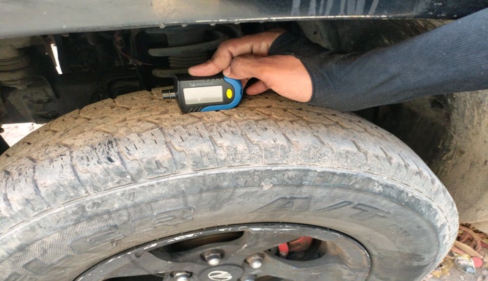 2015 Mahindra TUV300 T4 PLUS, Diesel, Manual, 1,33,708 km, tyre