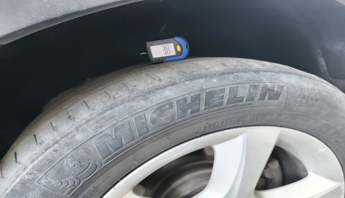 2011 BMW X5 3.0 D, Diesel, Automatic, 1,11,070 km, tyre