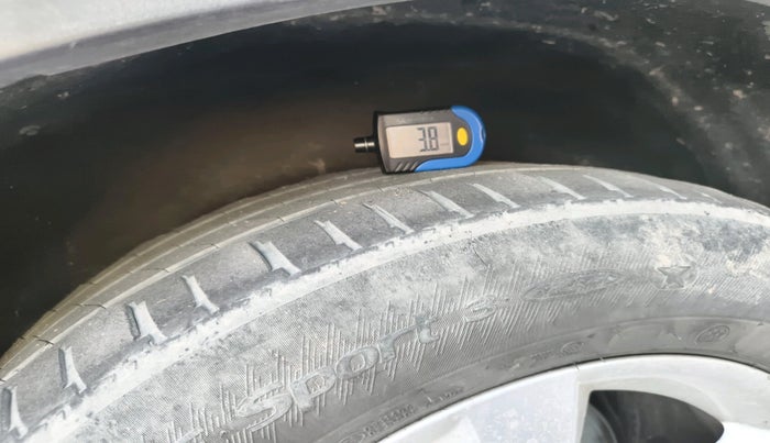 2011 BMW X5 3.0 D, Diesel, Automatic, 1,11,070 km, tyre