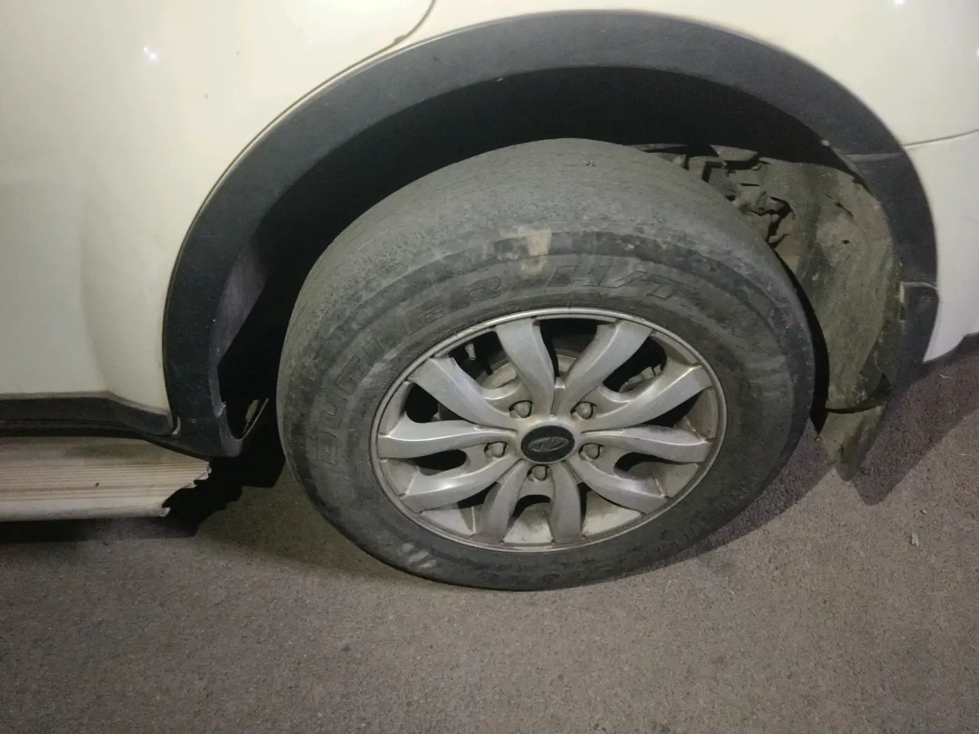 2015 Mahindra XUV500 W10, Diesel, Manual, 99,927 km, tyre