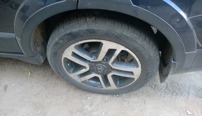 2017 Tata Hexa XT 4X2 7 STR, Diesel, Manual, 2,43,811 km, tyre