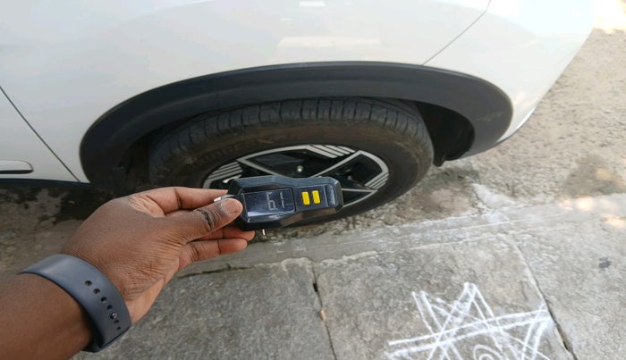 2024 Tata NEXON FEARLESS + SUNROOF DCA DUAL TONE 1.2 PETROL, Petrol, Automatic, 18,612 km, tyre