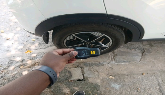 2024 Tata NEXON FEARLESS + SUNROOF DCA DUAL TONE 1.2 PETROL, Petrol, Automatic, 18,612 km, tyre