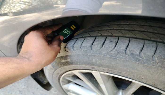 2016 Toyota Corolla Altis VL CVT PETROL, Petrol, Automatic, 1,34,882 km, tyre