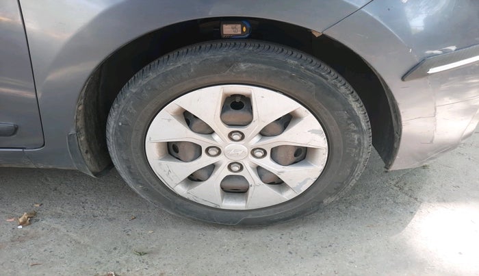 2018 Hyundai Xcent E+, CNG, Manual, 1,04,700 km, tyre