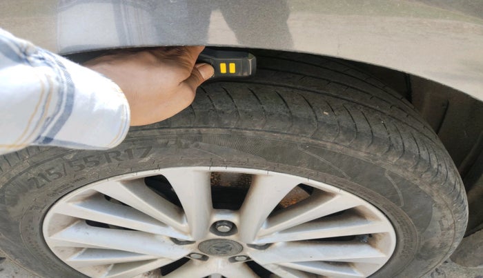 2016 Toyota Camry HYBRID, Hybrid, Automatic, 1,26,762 km, tyre