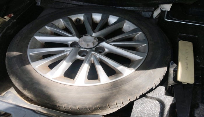 2016 Toyota Camry HYBRID, Hybrid, Automatic, 1,26,762 km, tyre