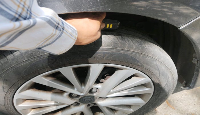 2016 Toyota Camry HYBRID, Hybrid, Automatic, 1,26,762 km, tyre