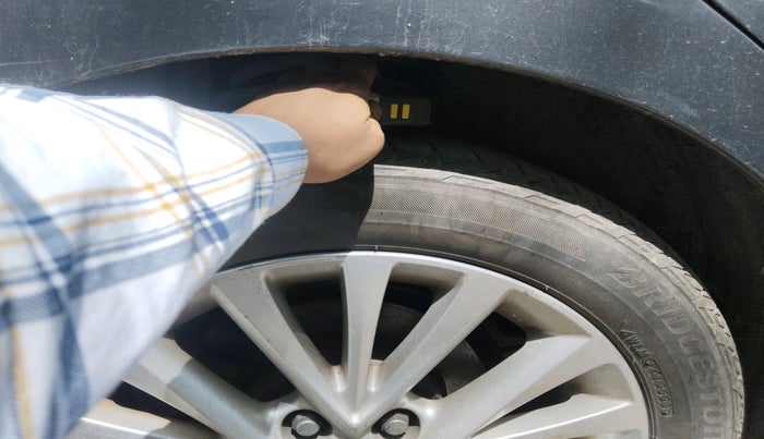 2016 Toyota Camry HYBRID, Hybrid, Automatic, 1,26,762 km, tyre