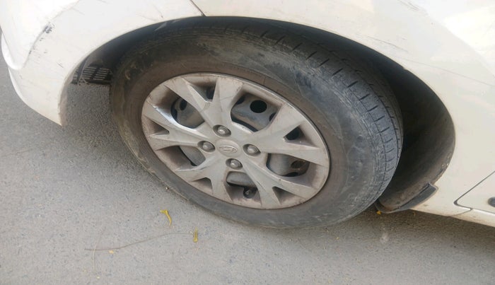 2015 Hyundai Grand i10 SPORTZ 1.2 KAPPA VTVT, CNG, Manual, 1,65,292 km, tyre