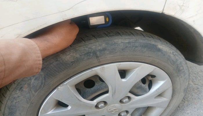 2015 Hyundai Grand i10 SPORTZ 1.2 KAPPA VTVT, CNG, Manual, 1,65,292 km, tyre