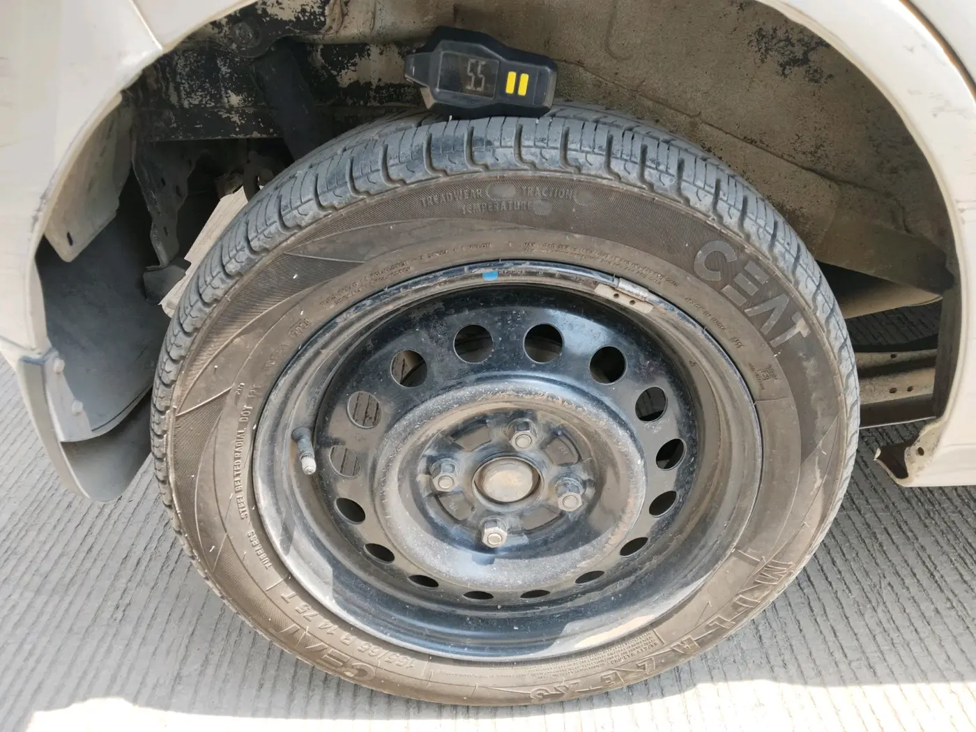 2015 Maruti Wagon R 1.0 VXI, Petrol, Manual, 1,00,494 km, tyre