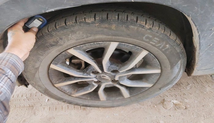 2017 Mahindra KUV 100 NXT K8 D 6 STR, Diesel, Manual, 1,07,596 km, tyre