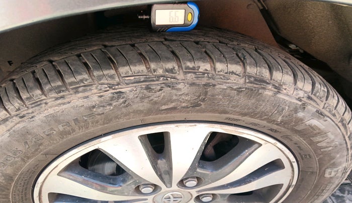 2015 Toyota Innova 2.5 VX 8 STR, Diesel, Manual, 1,76,280 km, tyre