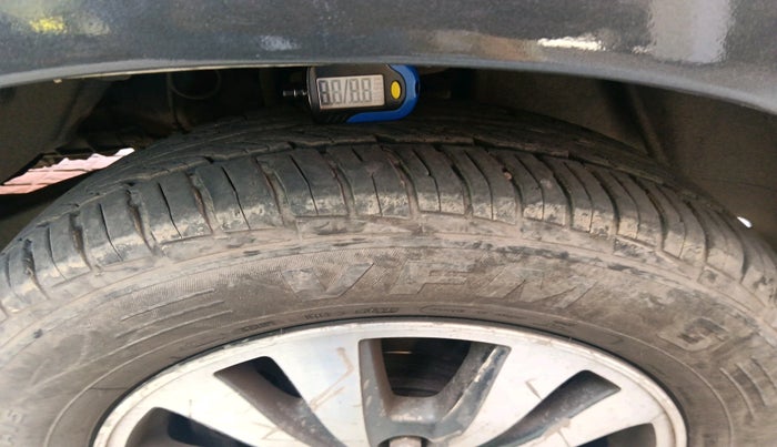 2015 Toyota Innova 2.5 VX 8 STR, Diesel, Manual, 1,76,280 km, tyre