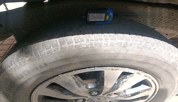 2015 Toyota Innova 2.5 VX 8 STR, Diesel, Manual, 1,76,280 km, tyre