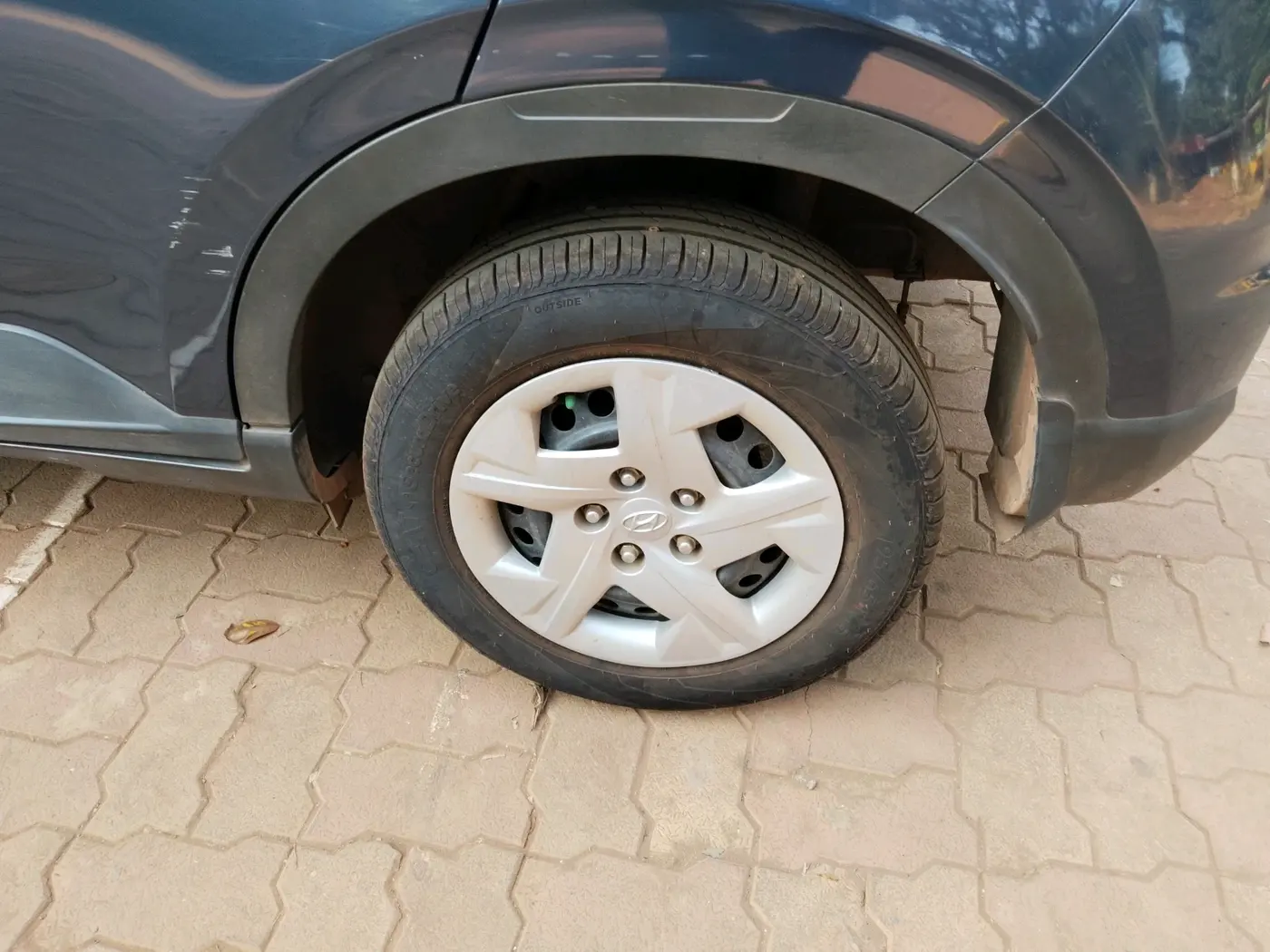 2020 Hyundai VENUE S 1.2, Petrol, Manual, 1,50,648 km, tyre