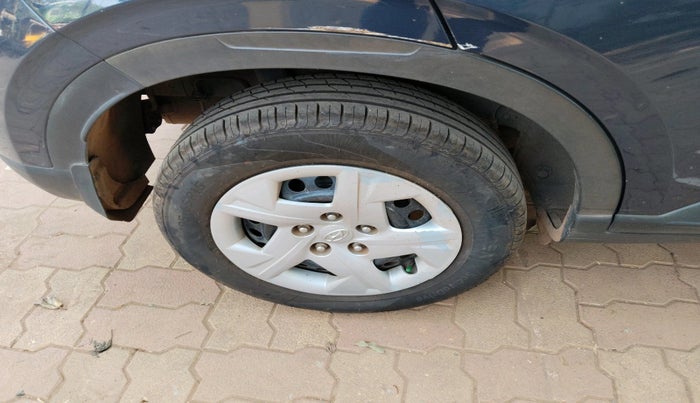 2020 Hyundai VENUE S 1.2, Petrol, Manual, 1,50,648 km, tyre