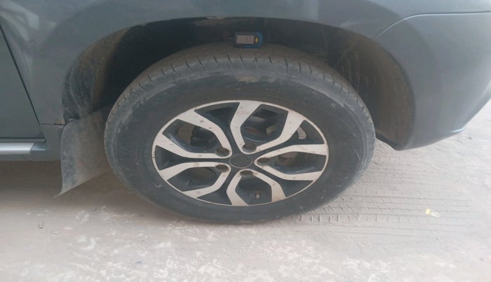 2015 Nissan Terrano XL O (D), Diesel, Manual, 2,86,819 km, tyre