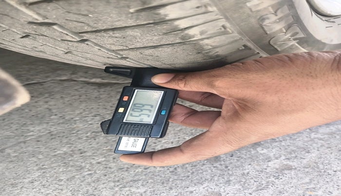 2017 Toyota Innova Crysta 2.8 ZX AT 7 STR, Diesel, Automatic, 1,83,352 km, tyre