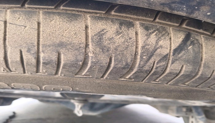 2017 Toyota Innova Crysta 2.8 ZX AT 7 STR, Diesel, Automatic, 1,83,352 km, tyre