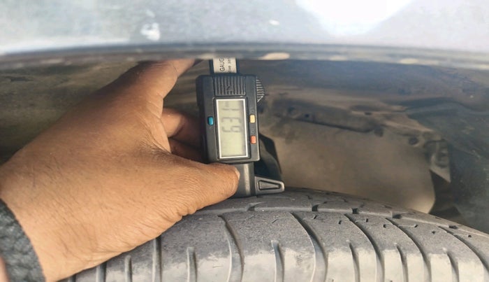 2017 Toyota Innova Crysta 2.8 ZX AT 7 STR, Diesel, Automatic, 1,83,352 km, tyre